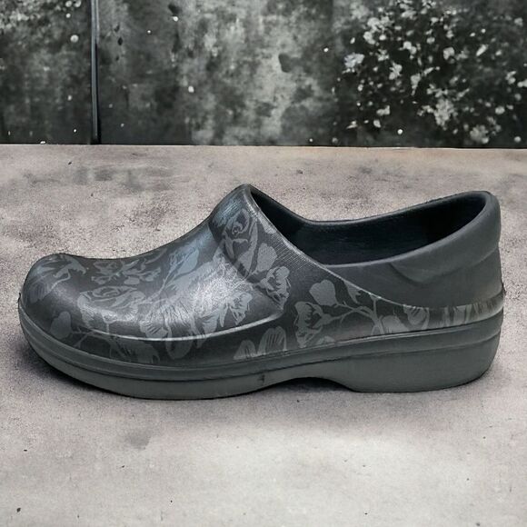 CROCS Neria Pro II Graphic Rose Slip Resistant Clog Black Floral Women's Size 9 - Picture 1 of 11